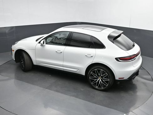 Used 2025 Porsche Macan AWD/4WD image 37