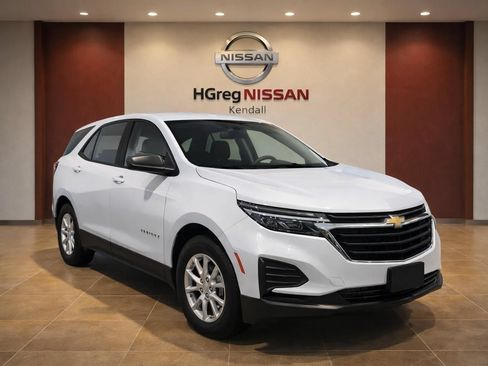 Used 2023 Chevrolet Equinox LS FWD image 3