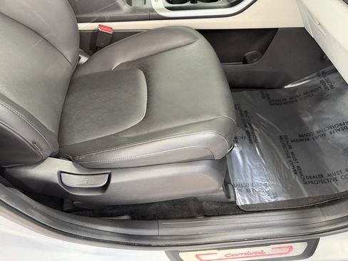 Used 2023 Kia Carnival LX FWD image 31