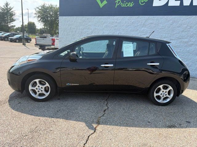 Used 2014 Nissan Leaf SV w/ Premium Package FWD image 2