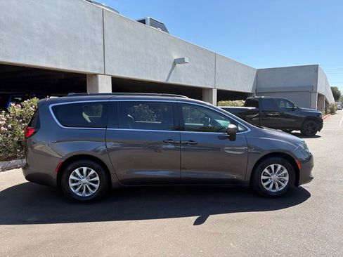 Used 2017 Chrysler Pacifica Touring FWD image 3
