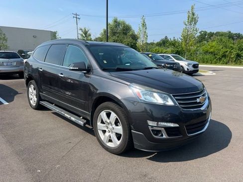 Used 2017 Chevrolet Traverse LT w/ Style and Technology Package FWD image 3