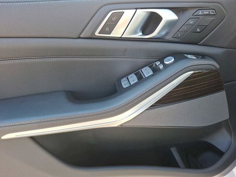 Used 2023 BMW X7 xDrive40i w/ Premium Package image 9