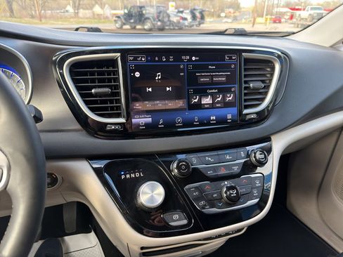 Used 2023 Chrysler Pacifica Touring-L image 29