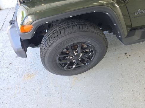 Used 2022 Jeep Gladiator Sport AWD/4WD image 9