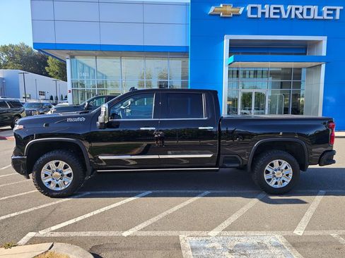 Used 2024 Chevrolet Silverado 2500 High Country w/ High Country Premium Package AWD/4WD image 2