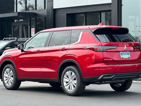 New 2025 Mitsubishi Outlander ES image 7