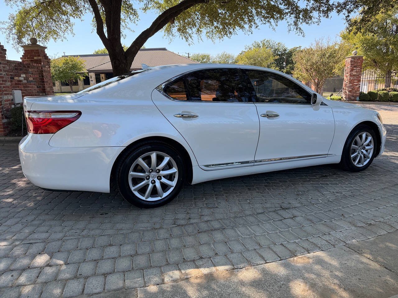 Used 2009 Lexus LS 460 w/ Comfort Pkg RWD image 3