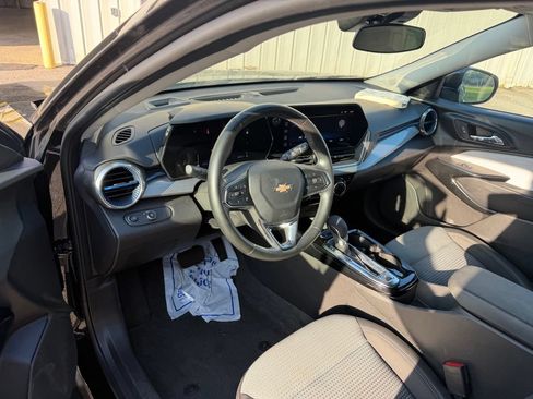 Used 2025 Chevrolet Trax LT w/ LT Convenience Package FWD image 9