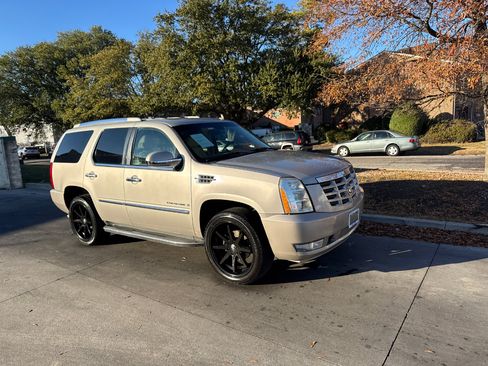 Used 2007 Cadillac Escalade AWD w/ Information Package image 2
