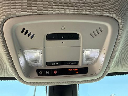 Used 2019 Chevrolet Traverse Premier FWD image 23