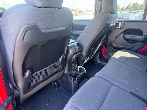 Used 2025 Jeep Wrangler Unlimited Rubicon image 14
