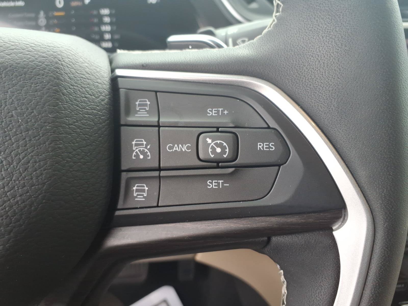 Used 2023 Jeep Grand Cherokee Limited w/ Luxury Tech Group II AWD/4WD image 24
