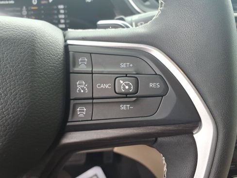 Certified 2023 Jeep Grand Cherokee Limited w/ Luxury Tech Group II AWD/4WD image 24