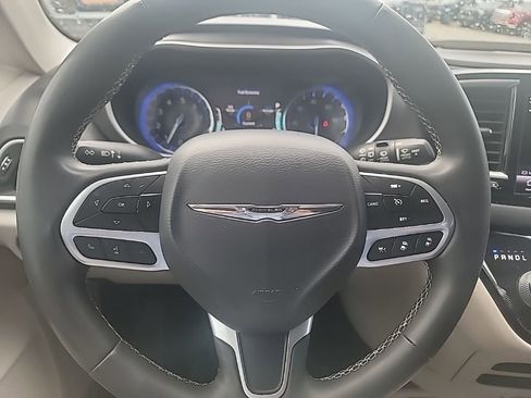 Used 2022 Chrysler Pacifica Touring-L FWD image 14