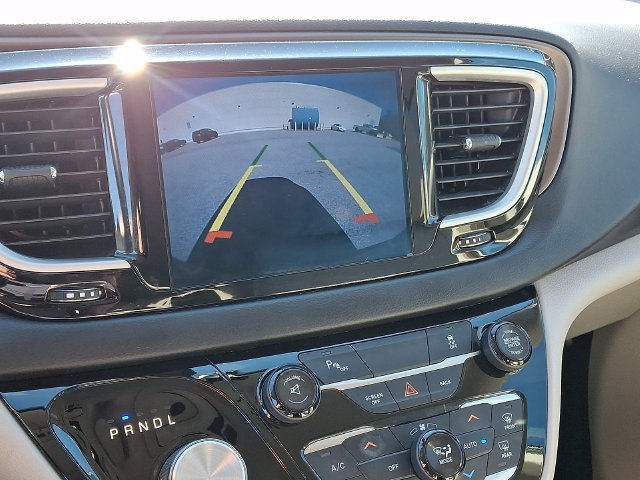 Used 2017 Chrysler Pacifica Touring-L FWD image 4