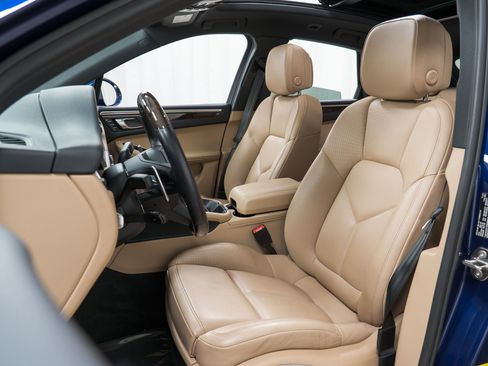 Certified 2022 Porsche Macan image 5