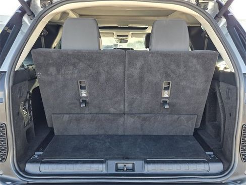 Used 2023 Land Rover Discovery S image 10