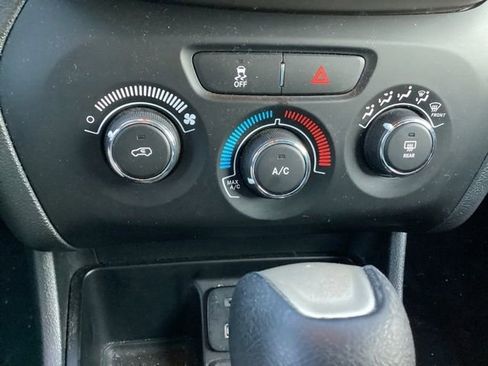 Used 2015 Jeep Cherokee Sport FWD image 28