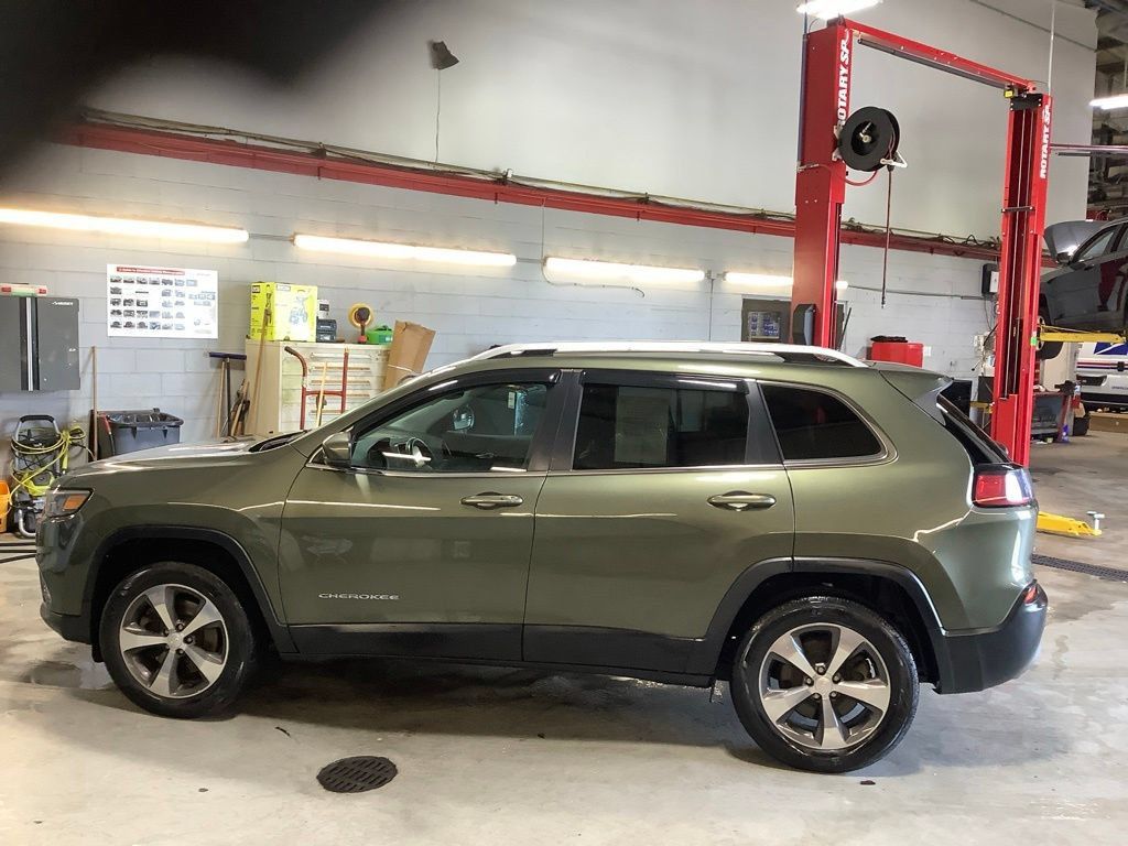 Used 2019 Jeep Cherokee Limited AWD/4WD image 2