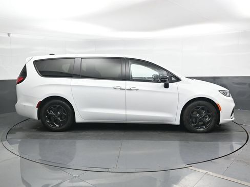 Used 2024 Chrysler Pacifica Limited FWD image 3