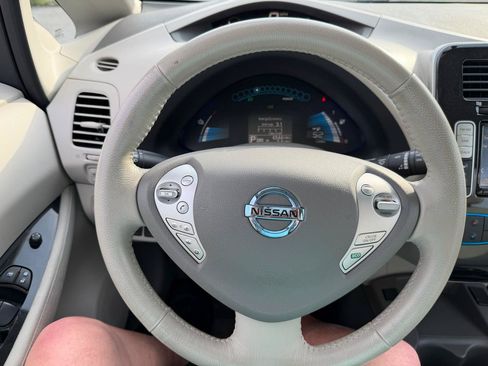 Used 2016 Nissan Leaf SV FWD image 18