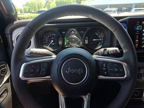 Used 2025 Jeep Wrangler Unlimited Sahara AWD/4WD image 21