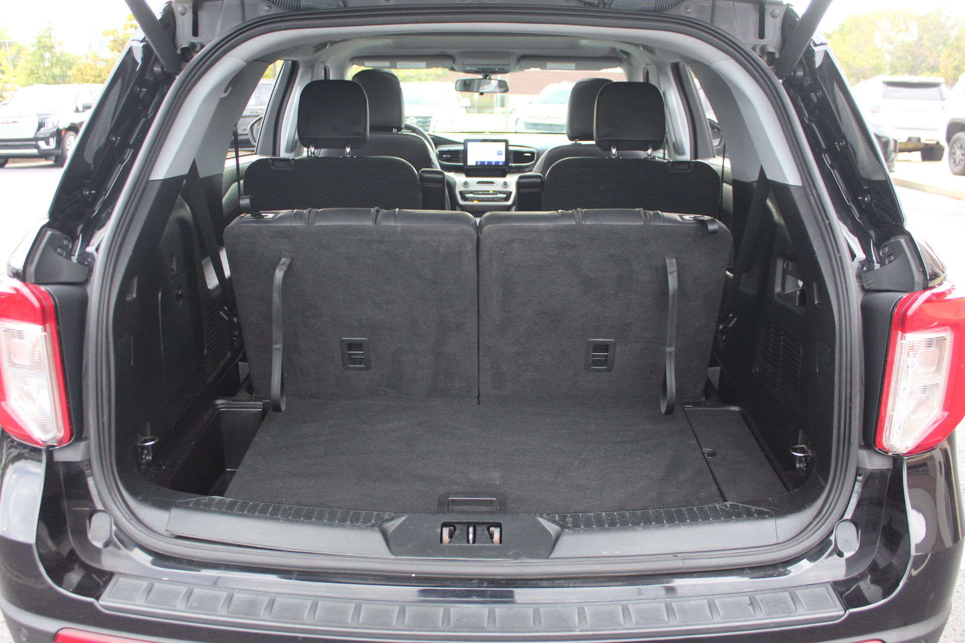 Used 2021 Ford Explorer XLT w/ Equipment Group 202A AWD/4WD image 30