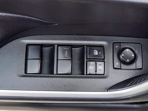 Used 2021 Toyota RAV4 LE image 19