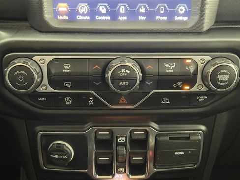 Used 2022 Jeep Wrangler Unlimited Sahara w/ LED Lighting Group AWD/4WD image 19