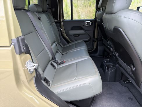 Used 2025 Jeep Gladiator Mojave AWD/4WD image 15