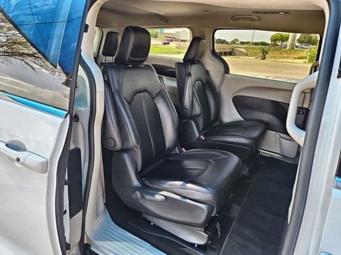 Used 2024 Chrysler Pacifica Limited FWD image 21