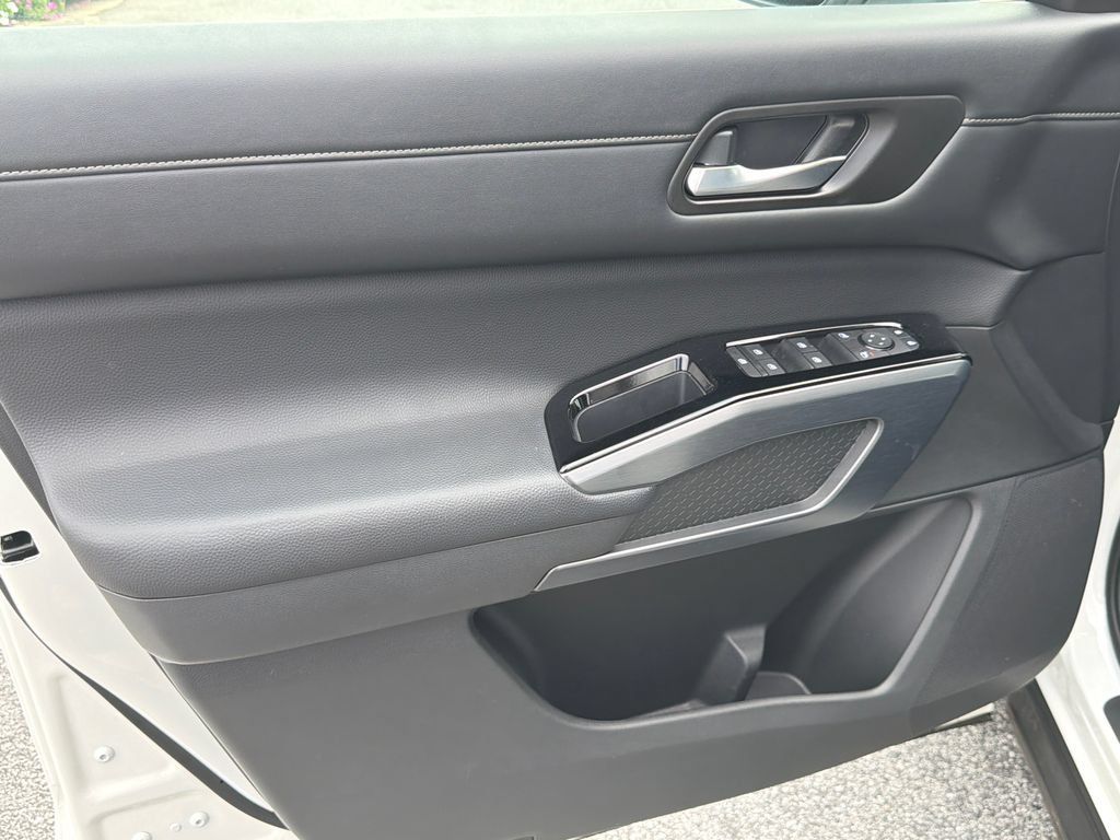 Used 2024 Nissan Pathfinder SL FWD image 10