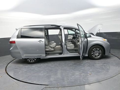 Used 2018 Toyota Sienna XLE FWD image 35
