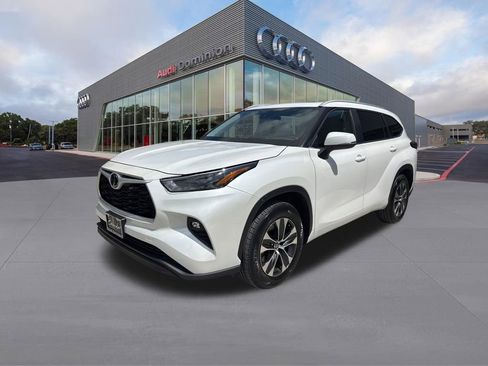 Used 2025 Toyota Highlander XLE FWD image 1