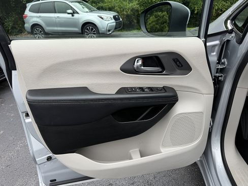 Used 2023 Chrysler Pacifica Touring-L AWD/4WD image 8