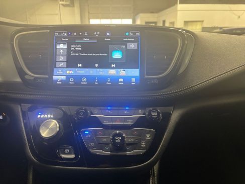 Used 2025 Chrysler Pacifica Limited image 18