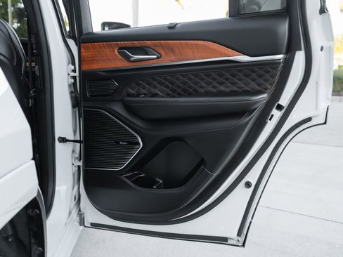 Used 2022 Jeep Grand Cherokee Summit image 36