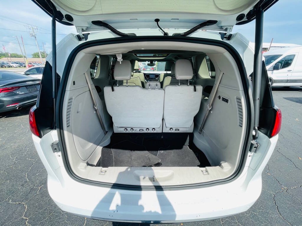 Used 2020 Chrysler Pacifica Limited FWD image 25