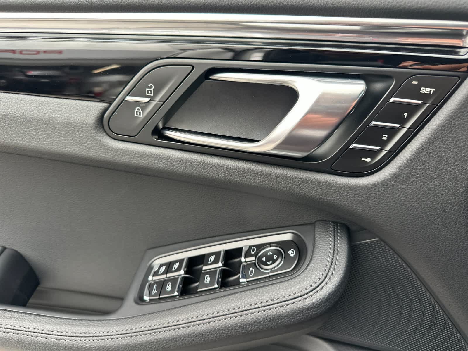Certified 2025 Porsche Macan AWD/4WD image 12