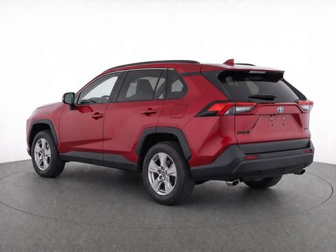 Used 2021 Toyota RAV4 XLE w/ Convenience Package FWD image 3
