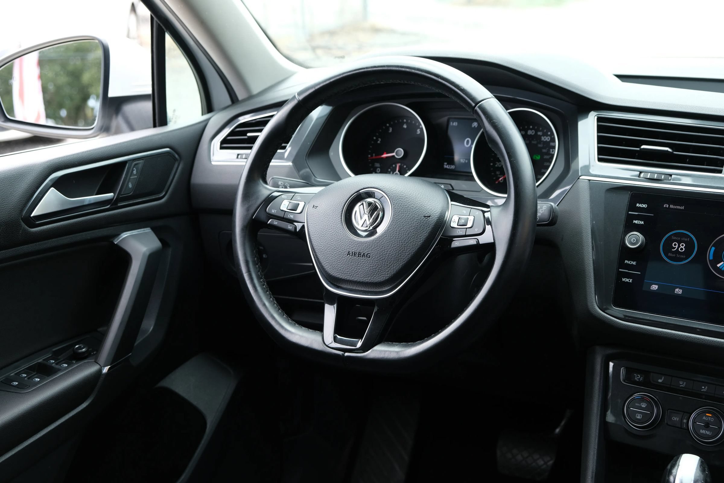Used 2018 Volkswagen Tiguan SE w/ Panoramic Sunroof Package AWD/4WD image 28