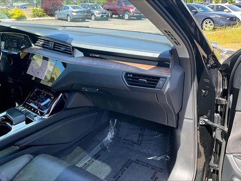 Used 2019 Audi e-tron Prestige w/ Prestige Package AWD/4WD image 19
