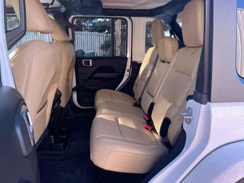 Used 2018 Jeep Wrangler Unlimited Sahara image 23