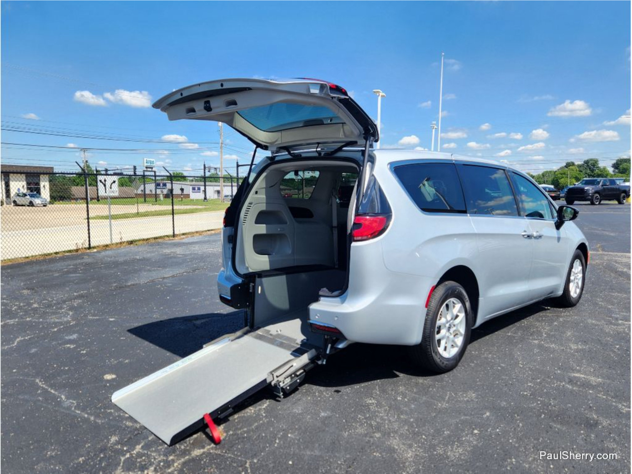 Used 2024 Chrysler Pacifica Touring-L FWD image 9