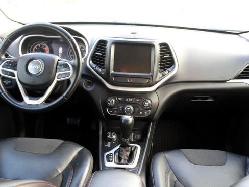 Used 2017 Jeep Cherokee Trailhawk image 16