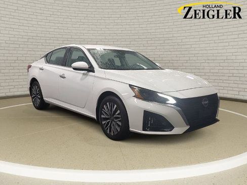 Certified 2024 Nissan Altima 2.5 SV AWD/4WD image 3