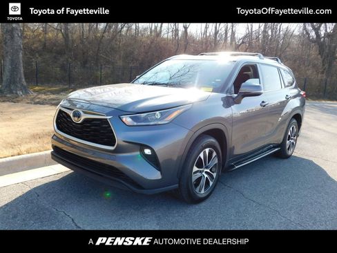 Used 2021 Toyota Highlander XLE image 1