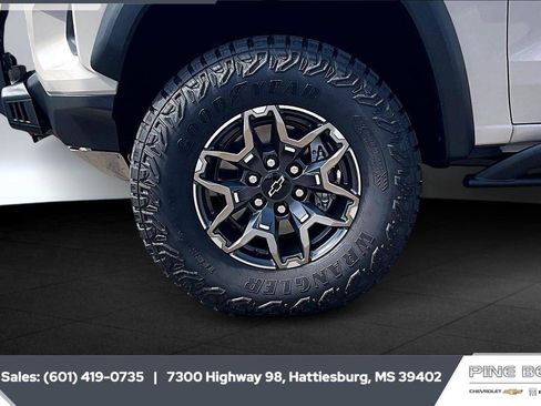 New 2026 Chevrolet Colorado ZR2 w/ Off-Road Front Bumper Package AWD/4WD image 8