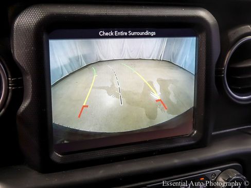 Used 2018 Jeep Wrangler Unlimited Sahara AWD/4WD image 16